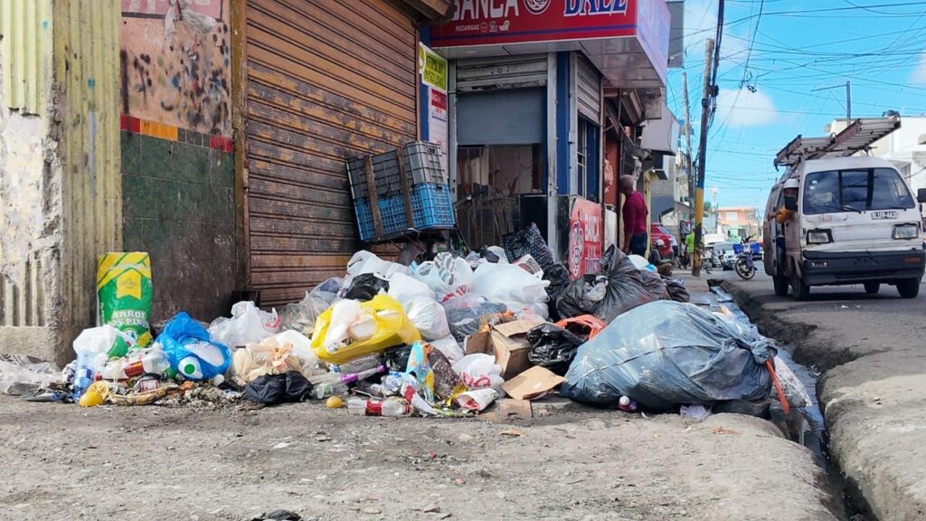 Residentes de SDE reclaman más contenedores para evitar el cúmulo de basura en calles | 4 | Residentes de SDE reclaman más contenedores para evitar el cúmulo de basura en calles - Noticias de hoy en República Dominicana | De Último Minuto