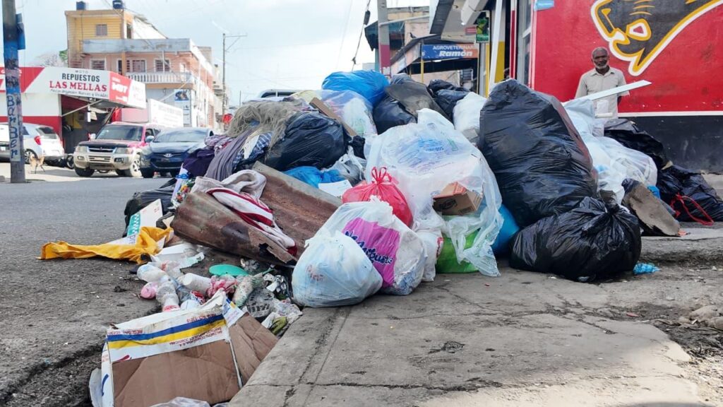 Residentes de SDE reclaman más contenedores para evitar el cúmulo de basura en calles | 2 | Residentes de SDE reclaman más contenedores para evitar el cúmulo de basura en calles - Noticias de hoy en República Dominicana | De Último Minuto