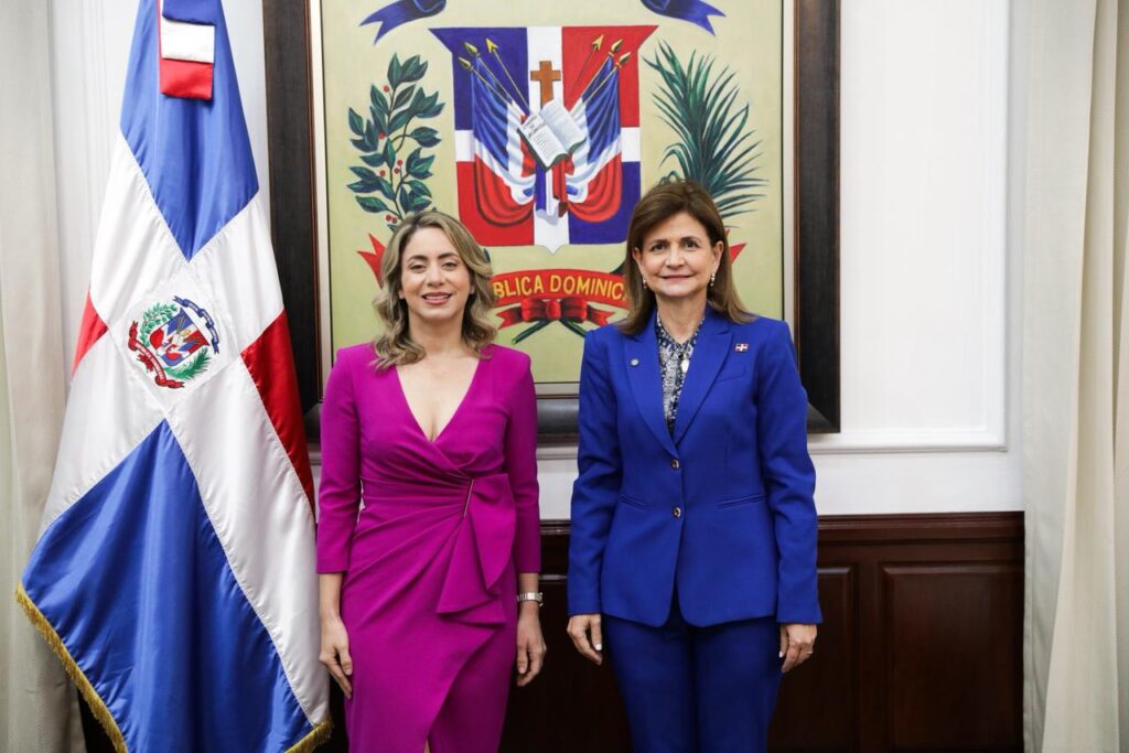 Raquel Peña juramenta a Gloria Reyes como ministra de la Mujer | 2 | Raquel Peña juramenta a Gloria Reyes como ministra de la Mujer - Noticias de hoy en República Dominicana | De Último Minuto