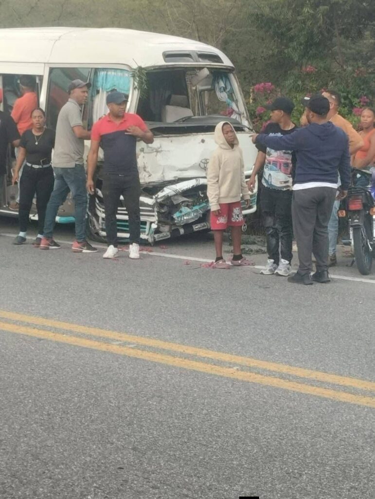 Colisión entre guagua y yipeta deja varios heridos en la carretera Azua–San Juan | 2 | Colisión entre guagua y yipeta deja varios heridos en la carretera Azua–San Juan - Noticias de hoy en República Dominicana | De Último Minuto