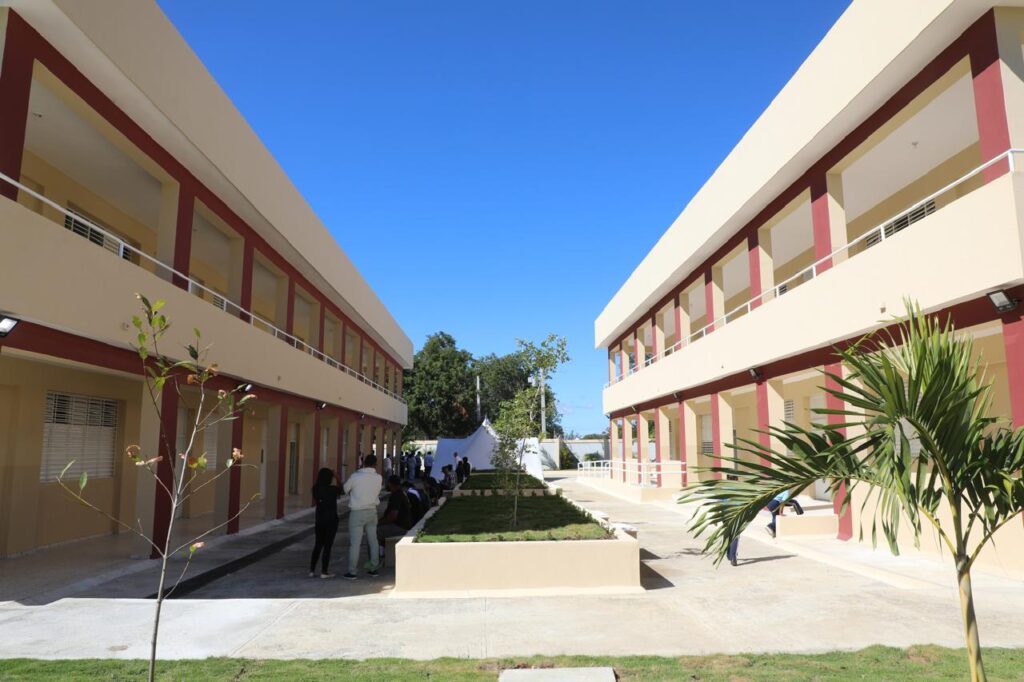 Abinader inaugura centro educativo para más 300 estudiantes en Carrera de Yeguas, Las Matas de Farfán | 7 | Abinader inaugura centro educativo para más 300 estudiantes en Carrera de Yeguas, Las Matas de Farfán - Noticias de hoy en República Dominicana | De Último Minuto