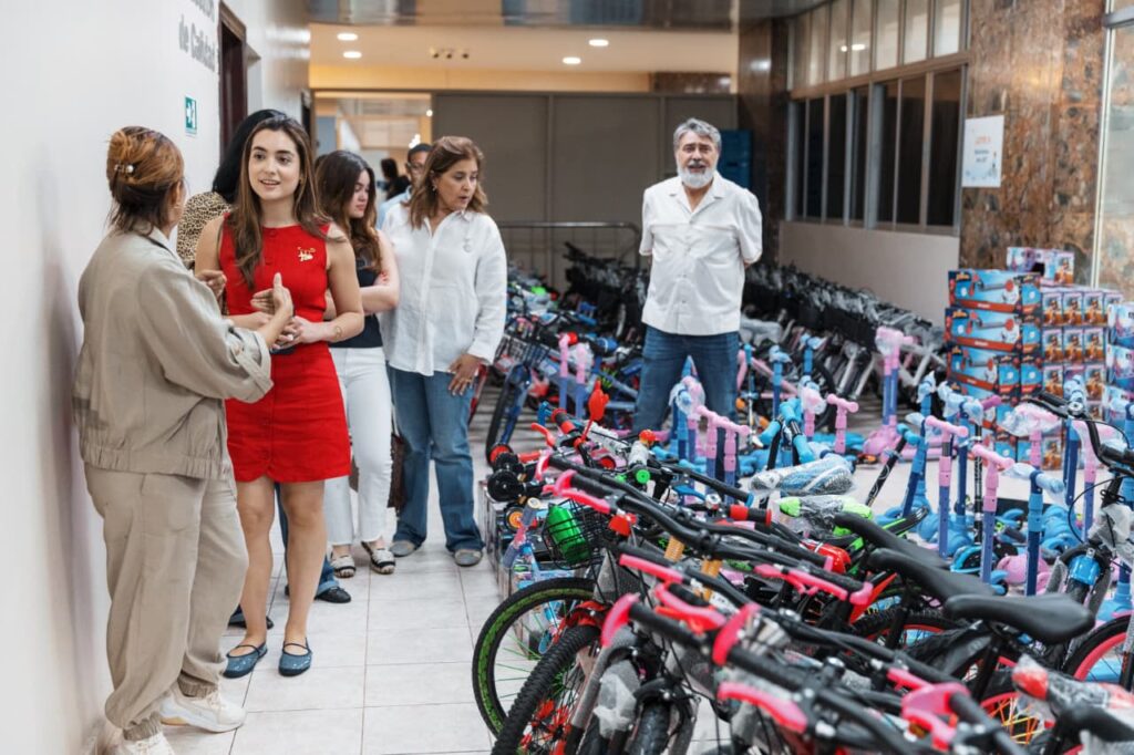 Hijas del presidente Abinader visitan montaje de “Plásticos por Juguetes” en la Alcaldía del DN | 3 | Hijas del presidente Abinader visitan montaje de “Plásticos por Juguetes” en la Alcaldía del DN