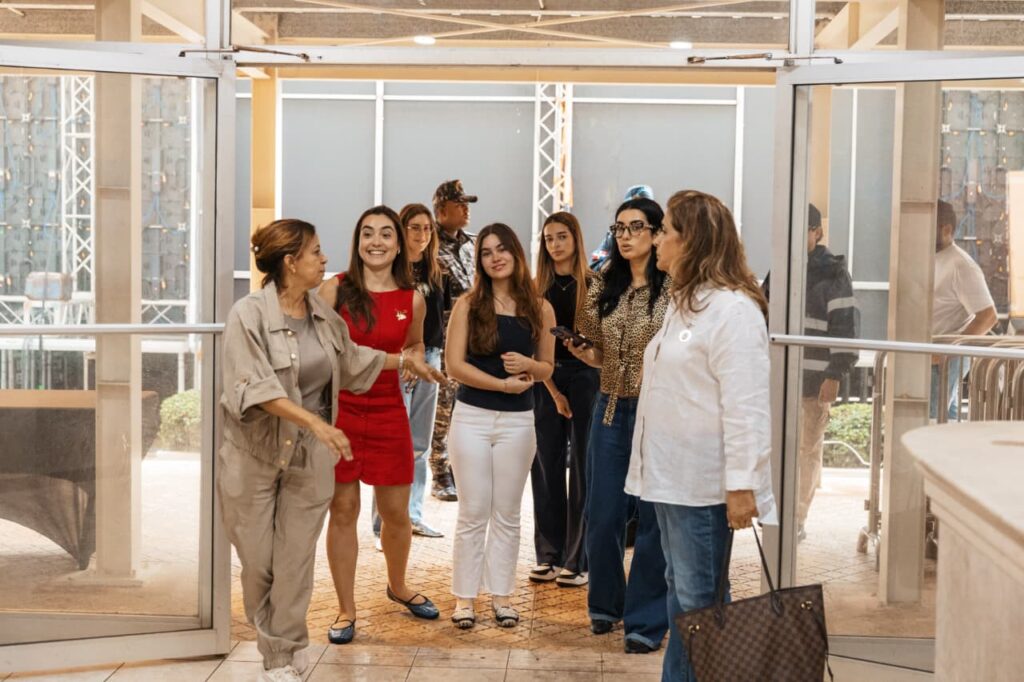 Hijas del presidente Abinader visitan montaje de “Plásticos por Juguetes” en la Alcaldía del DN | 4 | Hijas del presidente Abinader visitan montaje de “Plásticos por Juguetes” en la Alcaldía del DN