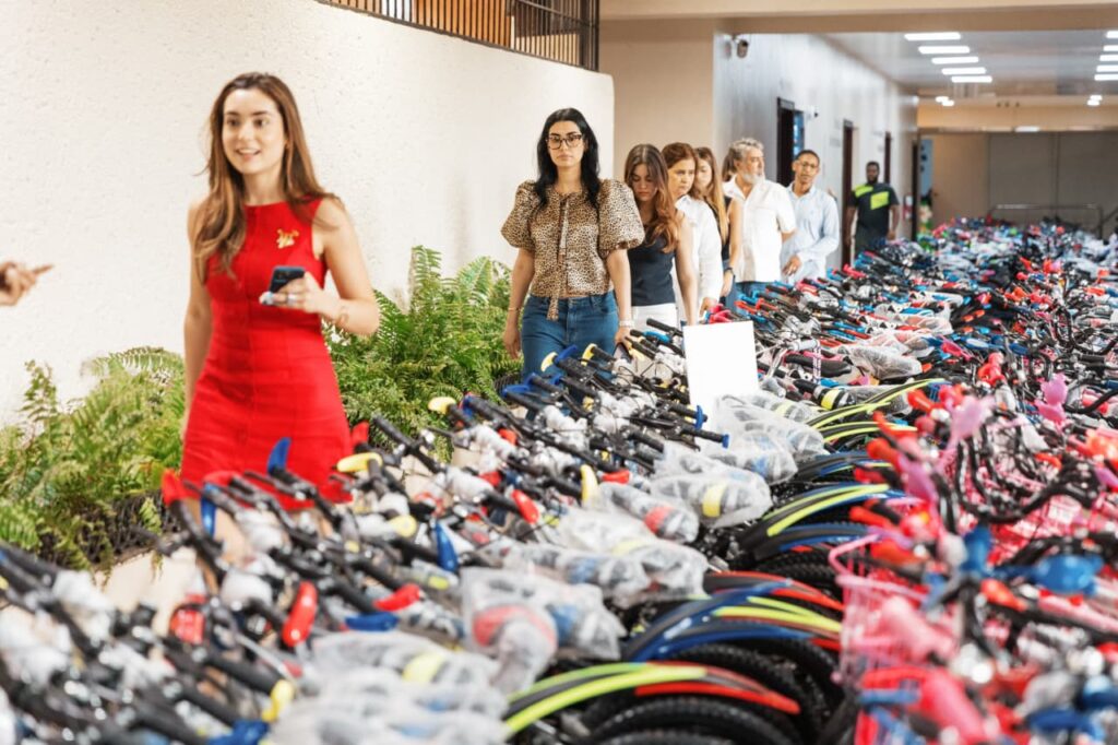 Hijas del presidente Abinader visitan montaje de “Plásticos por Juguetes” en la Alcaldía del DN | 2 | Hijas del presidente Abinader visitan montaje de “Plásticos por Juguetes” en la Alcaldía del DN