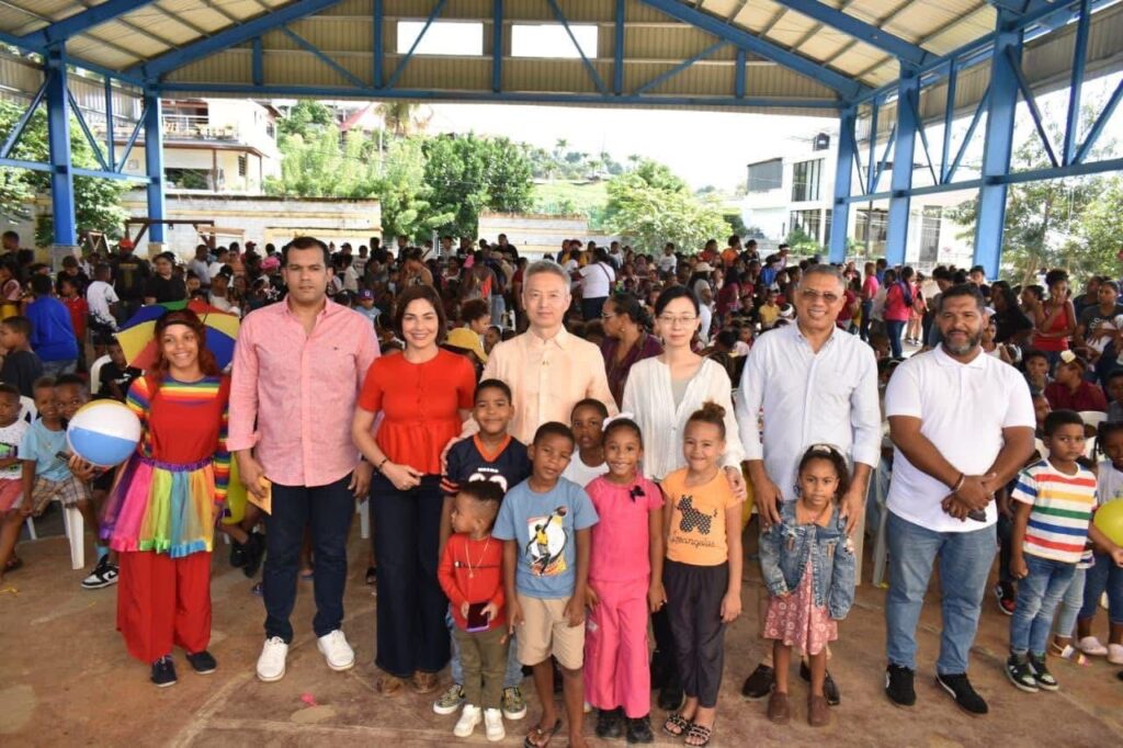 Diputado Cecilio García encabeza jornada de entrega de juguetes a la niñez de Samaná | 2 | Diputado Cecilio García encabeza jornada de entrega de juguetes a la niñez de Samaná - Noticias de hoy en República Dominicana | De Último Minuto