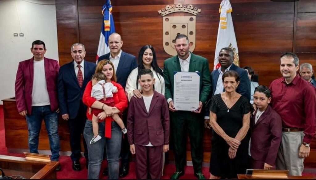 Yunesky Maya es reconocido como Hijo Adoptivo por el Ayuntamiento de Santiago | 3 | Yunesky Maya es reconocido como Hijo Adoptivo por el Ayuntamiento de Santiago - Noticias de hoy en República Dominicana | De Último Minuto