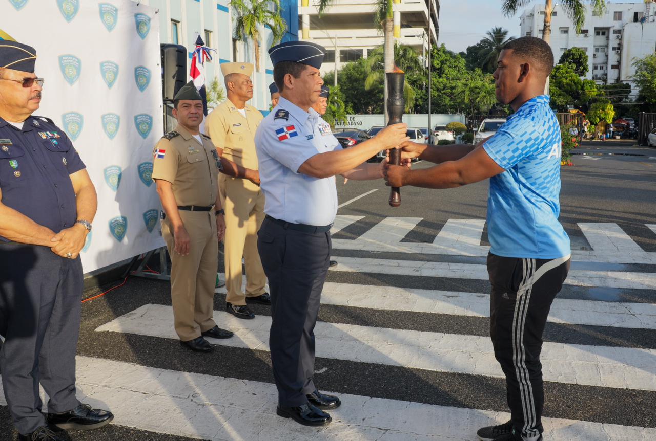 Antorcha olímpica de los LV Juegos Deportivos Militares y Policiales llega a la Policía Nacional