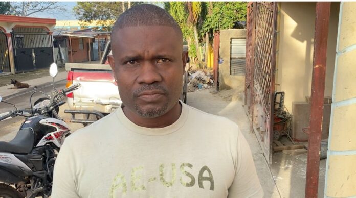 Residente de Bayaguana denuncia allanamiento irregular y robo tras operativo migratorio