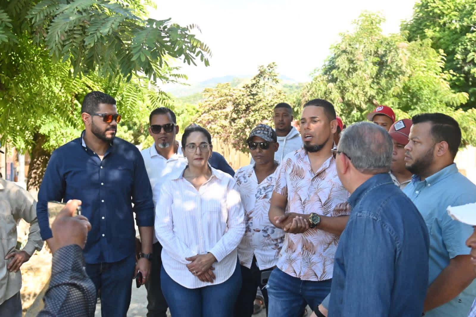 Comisión del MOPC y senadora Lía Díaz realizan levantamiento para asfaltado de comunidades en Azua