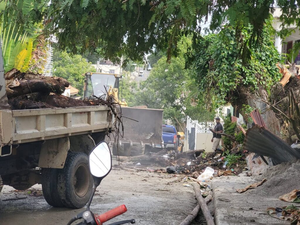 Alcaldía de Sánchez realiza amplio operativo de limpieza y retiro de escombros en distintos sectores del municipio | 2 | Alcaldía de Sánchez realiza amplio operativo de limpieza y retiro de escombros en distintos sectores del municipio - Noticias de hoy en República Dominicana | De Último Minuto