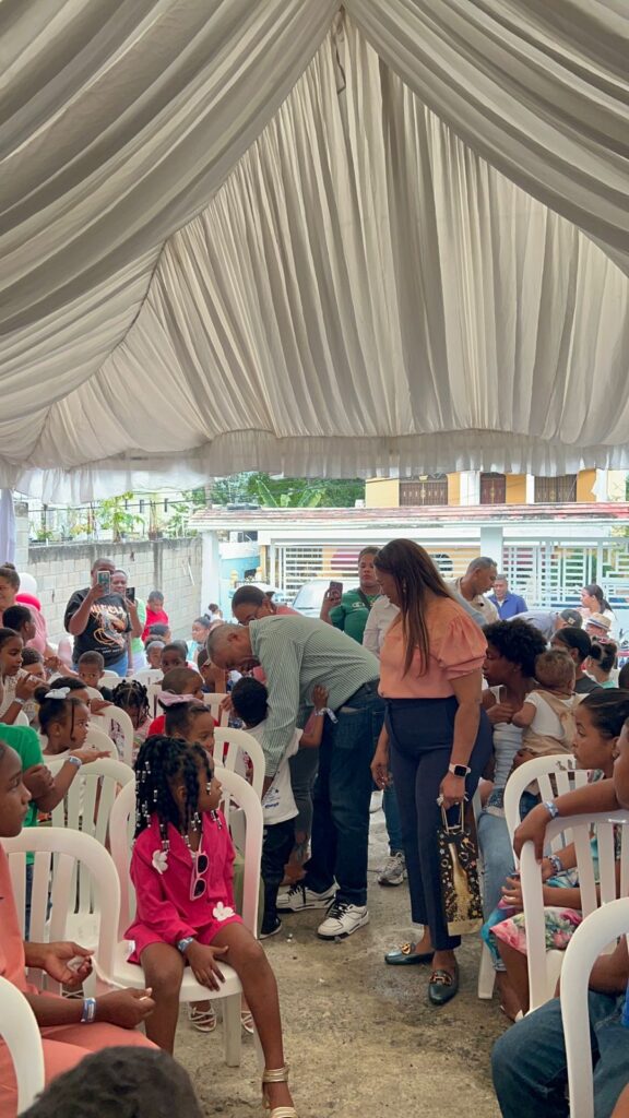 Francisco Fernández culmina la Ruta del Día de Reyes llevando sonrisas y esperanza a la niñez de la provincia de Santo Domingo | 5 | Francisco Fernández culmina la Ruta del Día de Reyes llevando sonrisas y esperanza a la niñez de la provincia de Santo Domingo - Noticias de hoy en República Dominicana | De Último Minuto