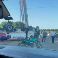 Dos camiones se vuelcan próximo al peaje de la Autopista 6 de Noviembre