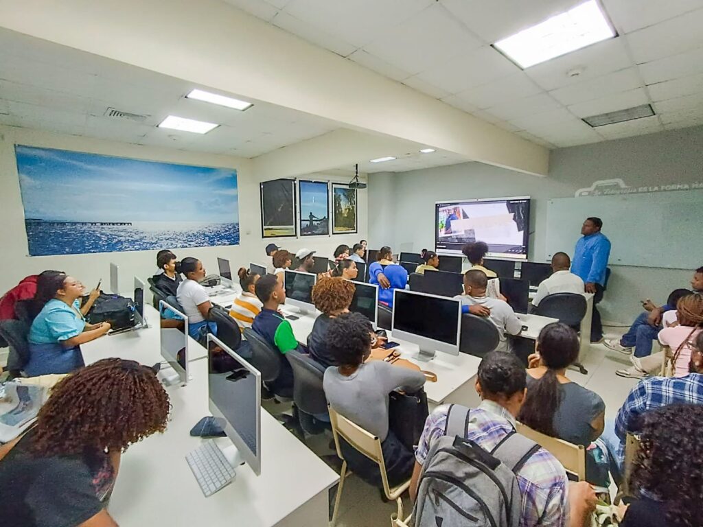 Reportero gráfico, Richard Pérez, comparte experiencias de trabajo con jóvenes aprendices de fotoperiodismo | 3 | Reportero gráfico, Richard Pérez, comparte experiencias de trabajo con jóvenes aprendices de fotoperiodismo - Noticias de hoy en República Dominicana | De Último Minuto
