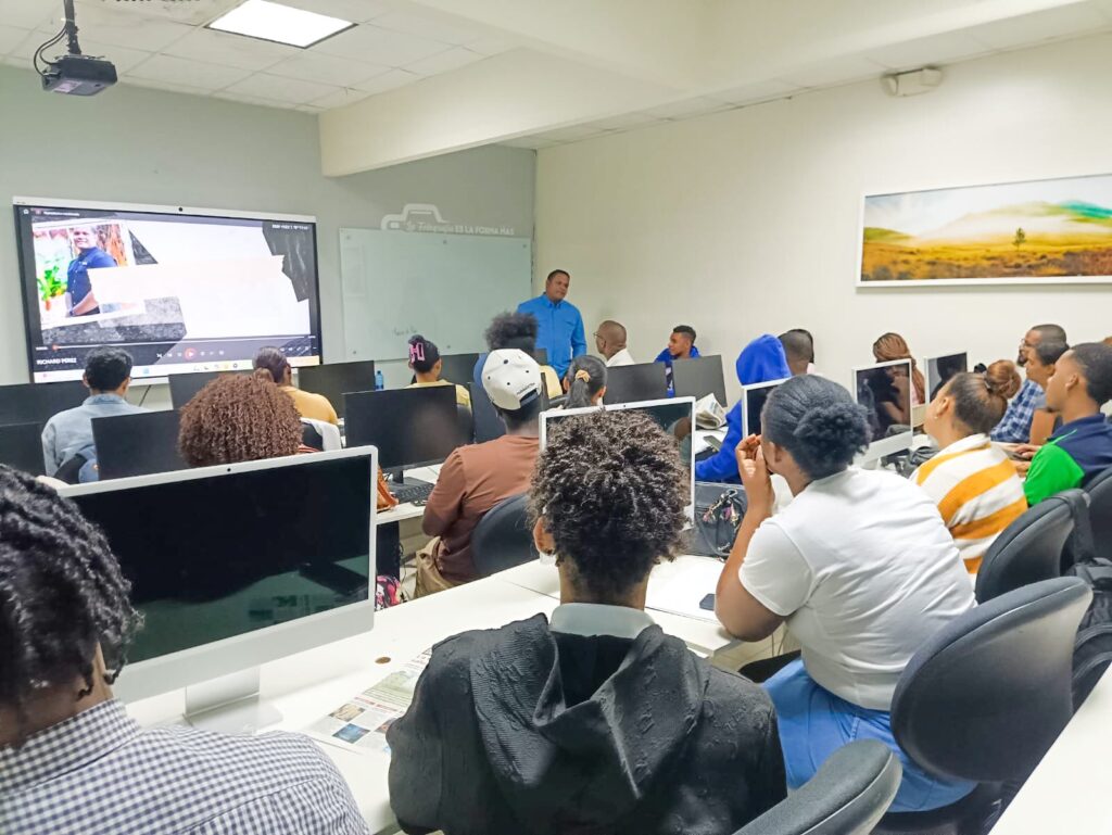 Reportero gráfico, Richard Pérez, comparte experiencias de trabajo con jóvenes aprendices de fotoperiodismo | 2 | Reportero gráfico, Richard Pérez, comparte experiencias de trabajo con jóvenes aprendices de fotoperiodismo - Noticias de hoy en República Dominicana | De Último Minuto