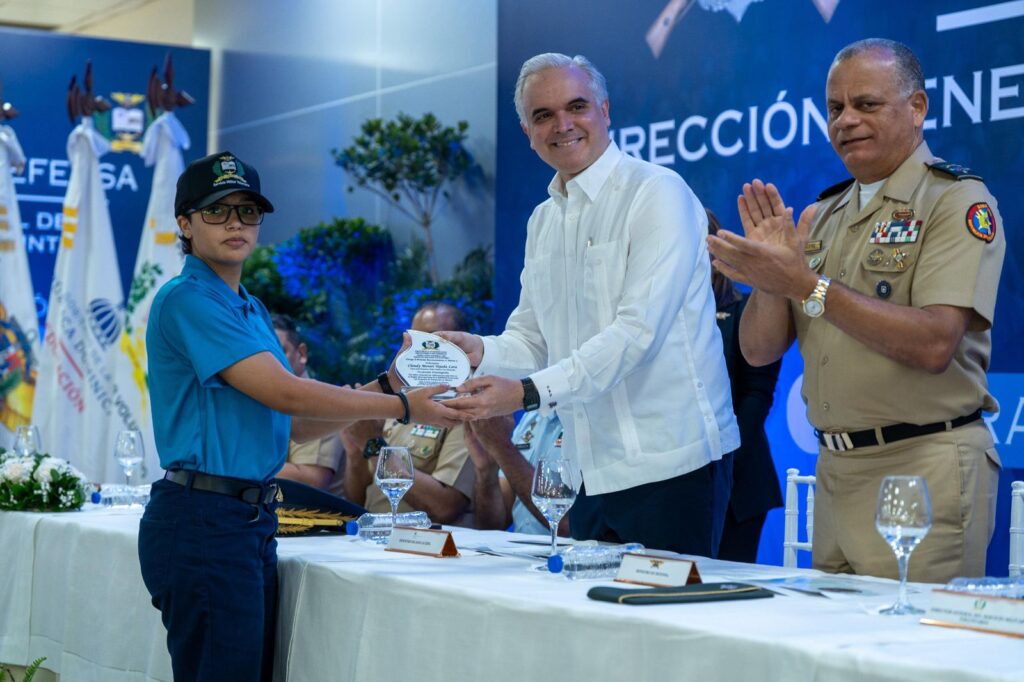 Más de 8,300 jóvenes se gradúan del Programa de Formación en Valores del Servicio Militar Voluntario del MIDE | 5 | Más de 8,300 jóvenes se gradúan del Programa de Formación en Valores del Servicio Militar Voluntario del MIDE - Noticias de hoy en República Dominicana | De Último Minuto