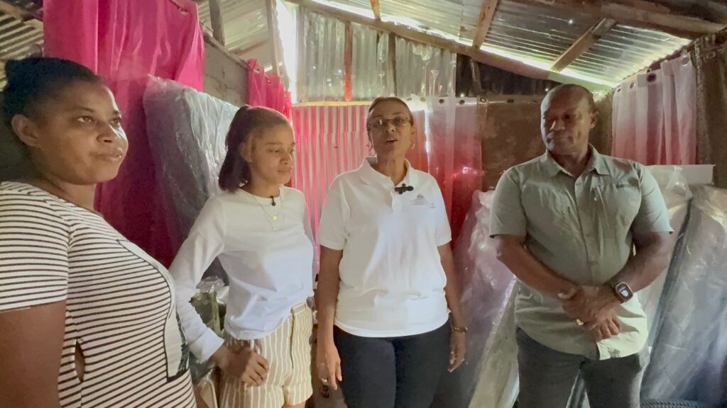 Gobernadora de Samaná asiste a familia afectada por incendio en Los Cacaos | 4 | Gobernadora de Samaná asiste a familia afectada por incendio en Los Cacaos - Noticias de hoy en República Dominicana | De Último Minuto