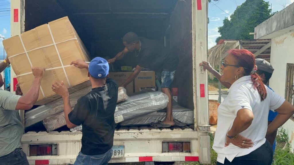 Gobernadora de Samaná asiste a familia afectada por incendio en Los Cacaos | 3 | Gobernadora de Samaná asiste a familia afectada por incendio en Los Cacaos - Noticias de hoy en República Dominicana | De Último Minuto