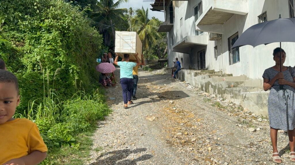 Gobernadora de Samaná asiste a familia afectada por incendio en Los Cacaos | 2 | Gobernadora de Samaná asiste a familia afectada por incendio en Los Cacaos - Noticias de hoy en República Dominicana | De Último Minuto