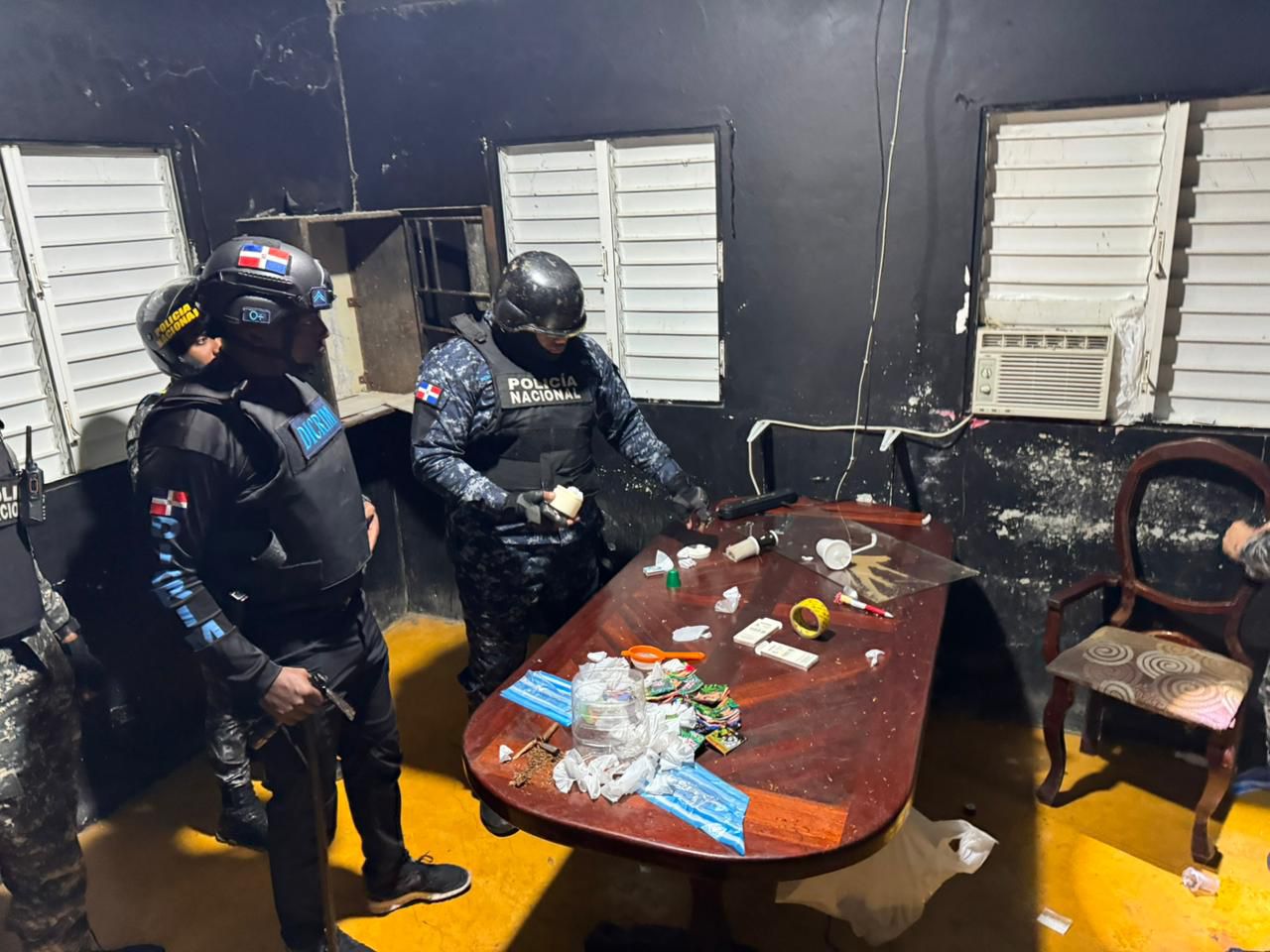 Policía Nacional interviene punto de venta de drogas y ocupa arma ilegal en Hermanas Mirabal