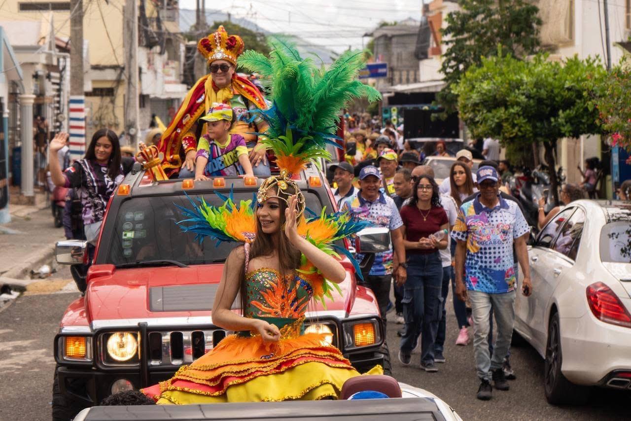 Multitudinario y colorido desfile en camisetas marca el inicio del Carnaval Bonao 2026