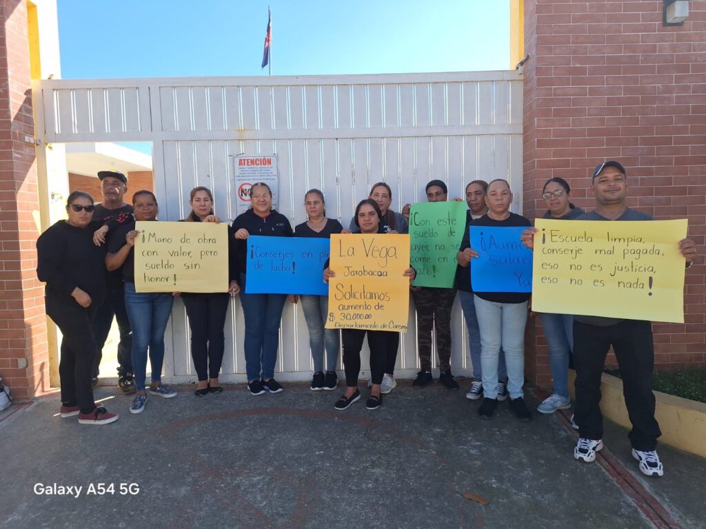 Conserjes y administrativos de escuelas públicas realizan protesta pacífica en Jarabacoa por aumento salarial | 2 | Conserjes y administrativos de escuelas públicas realizan protesta pacífica en Jarabacoa por aumento salarial - Noticias de hoy en República Dominicana | De Último Minuto