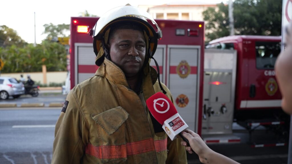 Vehículo se incendia en la avenida César Nicolás Penson; conductor resulta ileso - Noticias de hoy en República Dominicana | De Último Minuto