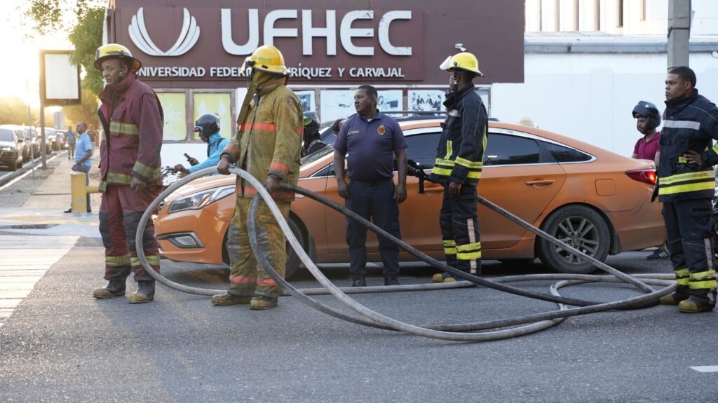 Vehículo se incendia en la avenida César Nicolás Penson; conductor resulta ileso - Noticias de hoy en República Dominicana | De Último Minuto