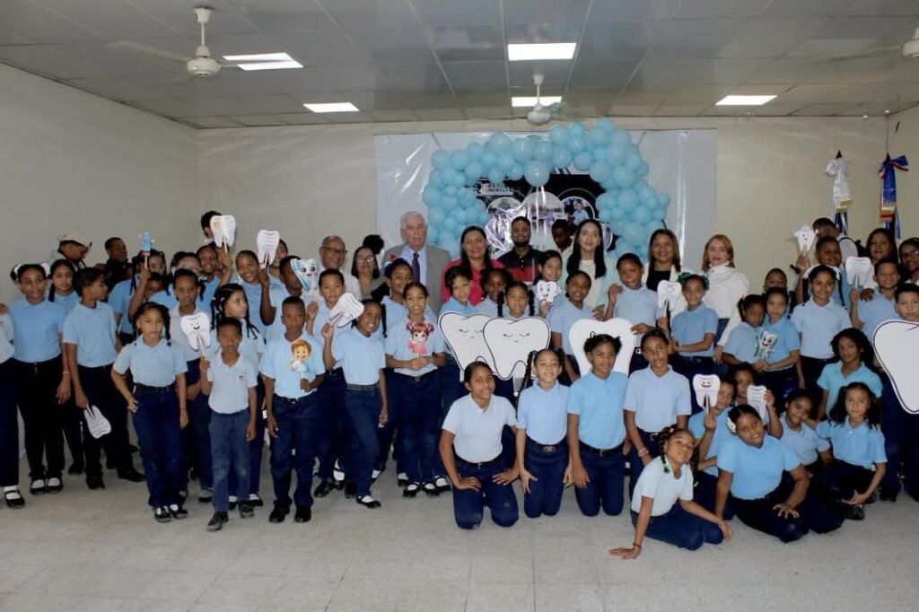 Gobernadora de Azua respalda programa “Escuelas Libres de Caries” | 3 | Gobernadora de Azua respalda programa “Escuelas Libres de Caries” - Noticias de hoy en República Dominicana | De Último Minuto