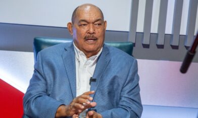 Ministro de Economía, Planificación y Desarrollo El presidente Salvador Jorge Blanco designó al ingeniero Alburquerque en esta posición a los 33 años, habiendo asumido la coordinación técnica de su campaña política a los 29 años, desde donde dirigió las negociaciones de República Dominicana con el Fondo Monetario Internacional (FMI). Al mismo tiempo desempeñaba la presidencia de la Refinería Dominicana de Petróleo (REFIDOMSA) y la presidencia de la Comisión Nacional Técnica Forestal (CONATEF)[3]​ desde donde se crearon los parques nacionales Jaragua en Pedernales, Valle Nuevo en La Vega, El Morro de San Felipe, en Montecristi, la Sierra de Bahoruco, Loma Quitaespuelas y otros. Otros cargos públicos desempeñados Ministro de Economía, Planificación y Desarrollo; Presidente de la Refinería de Petróleo; Presidente de la Comisión Nacional de Energía; Presidente de la Comisión Nacional Técnico Forestal (CONATEF); Senador de la República (provincia Monte Plata) por cuatro periodos 1990-2006 (tres veces presidente del Senado); Presidente del Partido Revolucionario Dominicana (PRD); Actualmente, es productor del programa de TV y radio, Los Sabios en Z; Director del Instituto Dominicano de Tecnología Industrial (INDOTEC), creado por el Banco Central por recomendación del Banco Mundial y el BID, para crear empresas e industrias nuevas y fortalecer las existentes, en 1975.