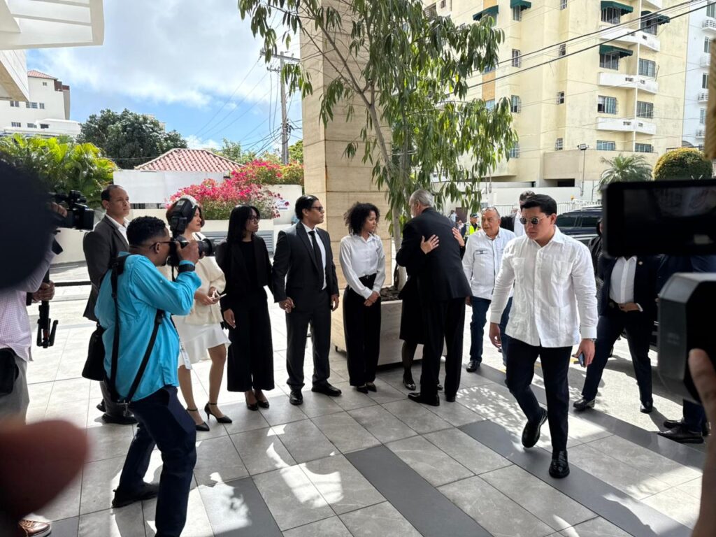 Presidente Abinader acude a velatorio de Alburquerque; reconoce su rol como asesor del Estado | 2 | Presidente Abinader acude a velatorio de Alburquerque; reconoce su rol como asesor del Estado - Noticias de hoy en República Dominicana | De Último Minuto