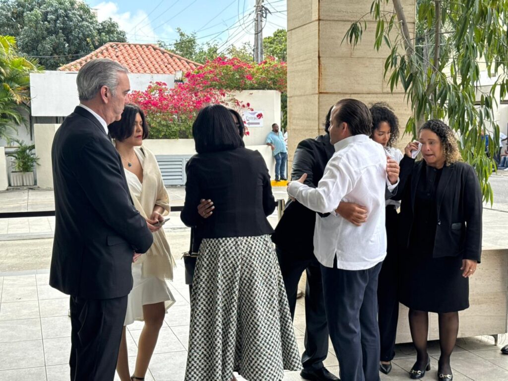 Presidente Abinader acude a velatorio de Alburquerque; reconoce su rol como asesor del Estado | 3 | Presidente Abinader acude a velatorio de Alburquerque; reconoce su rol como asesor del Estado - Noticias de hoy en República Dominicana | De Último Minuto
