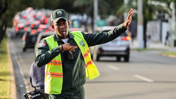 Enfrentamientos entre ciudadanos y agentes de la DIGESETT se tornan constantes en Azua Enfrentamientos entre ciudadanos y agentes de la DIGESETT se tornan constantes en Azua