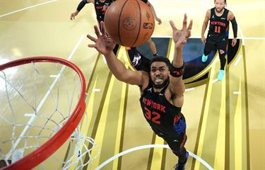 Towns domina los rebotes y Knicks aplastan a Raptors en Nueva York
