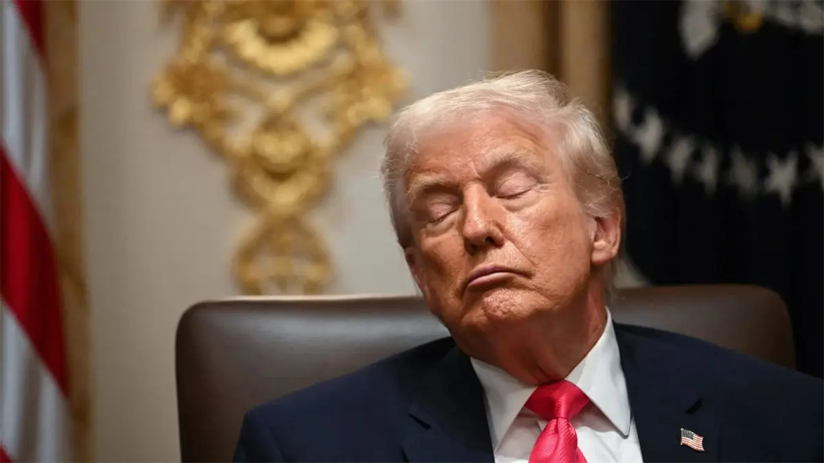 Trump dice que cierra los ojos en las reuniones con su gabinete porque son "aburridísimas"