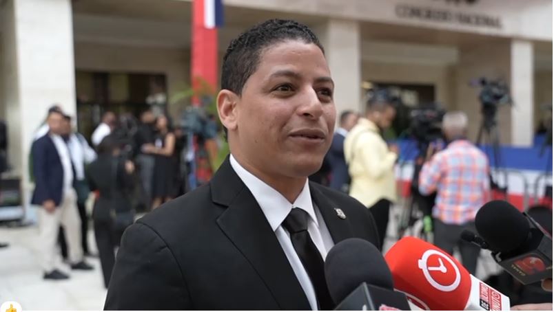 Luis Báez destaca avances en obras y servicios durante conmemoración nacional
