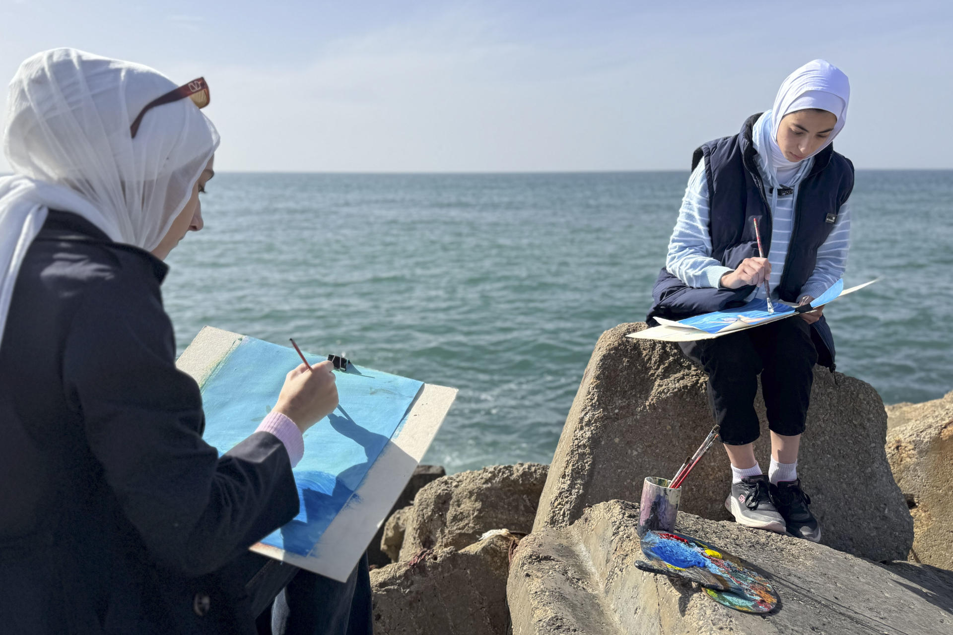 A través del dibujo, jóvenes palestinas combaten el trauma en el puerto de ciudad de Gaza