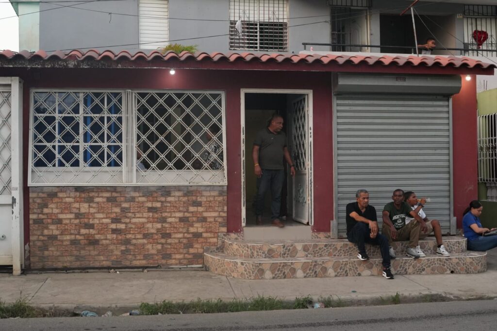 Piden justicia por asesinato de joven atacado a machetazos en El Almirante | 4 | Piden justicia por asesinato de joven atacado a machetazos en El Almirante - Noticias de hoy en República Dominicana | De Último Minuto