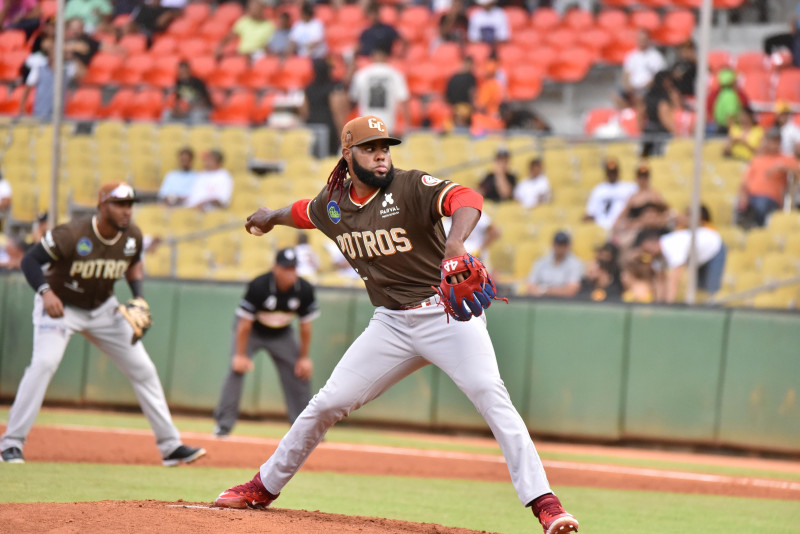 Gigantes del Cibao aseguran permanencia del lanzador Antonio Santos