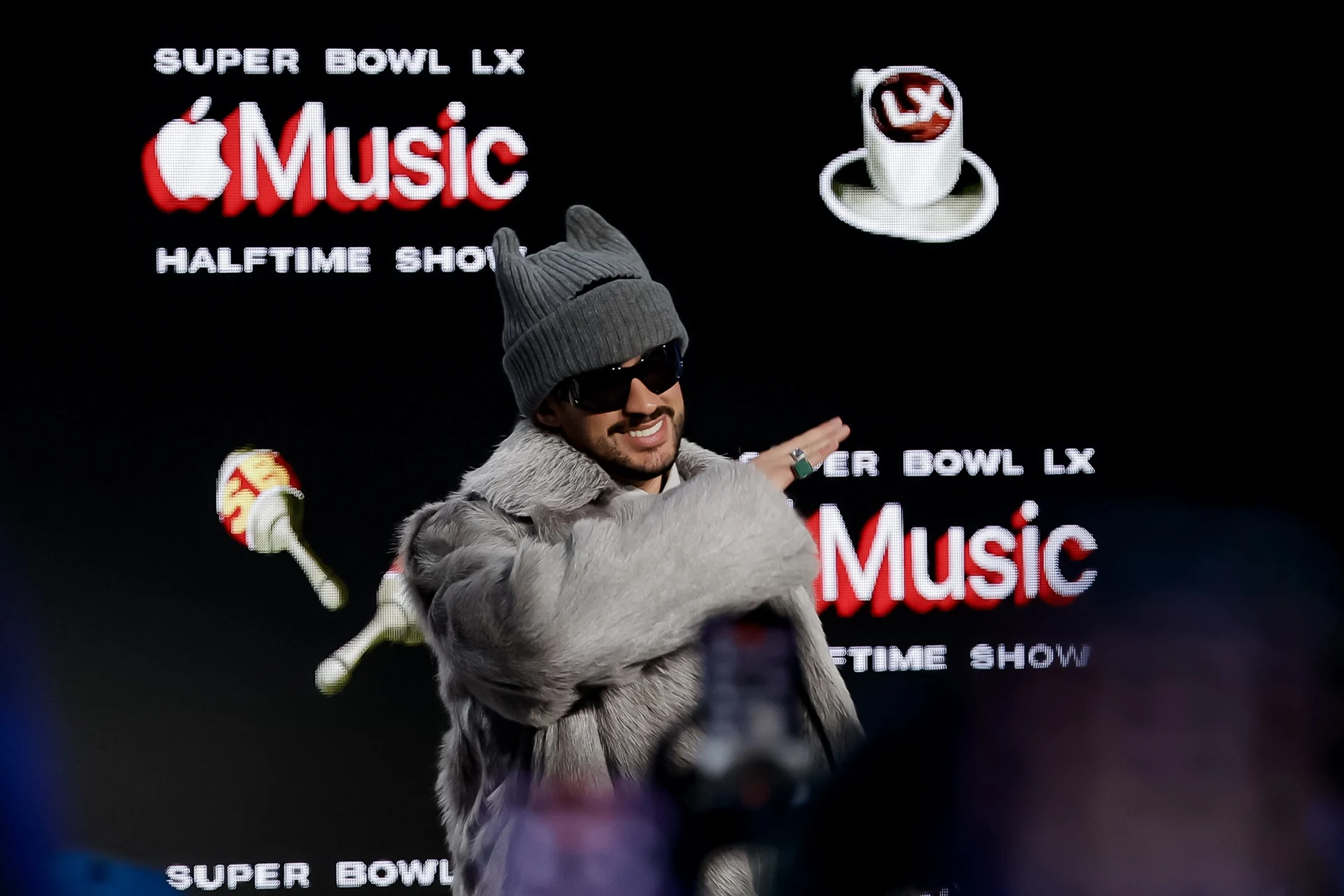 A ritmo de “Chambea” llegó Bad Bunny a la rueda de prensa del Super Bowl - Noticias de hoy en República Dominicana | De Último Minuto