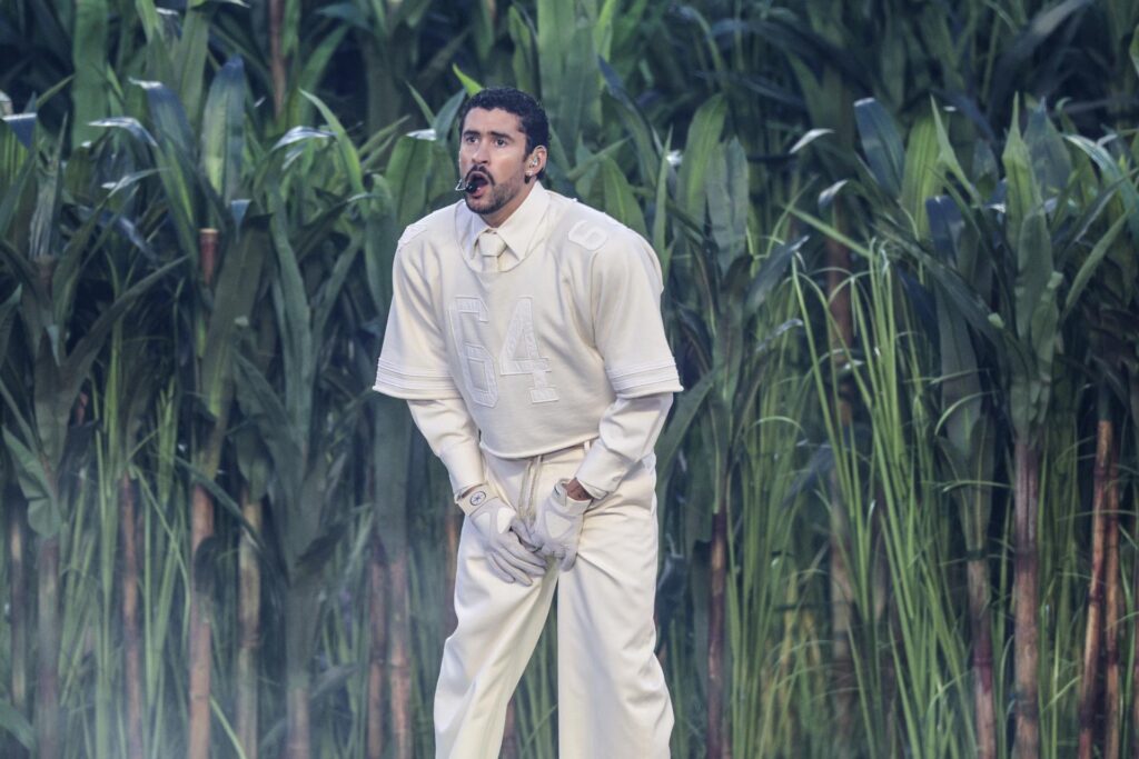 Bad Bunny arranca con "Tití me preguntó" su actuación del descanso del Super Bowl | 2 | Bad Bunny arranca con "Tití me preguntó" su actuación del descanso del Super Bowl - Noticias de hoy en República Dominicana | De Último Minuto