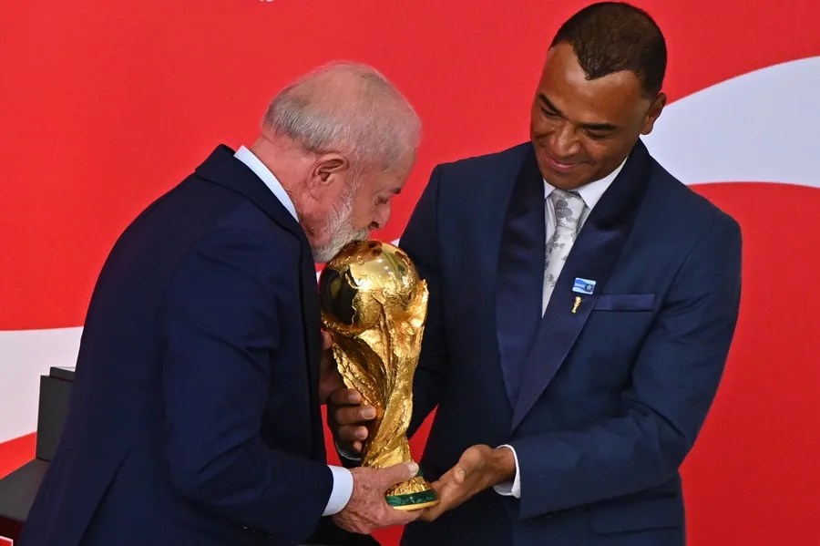 Lula da Silva besa el trofeo y confía en el hexacampeonato de Selección de fútbol de Brasil