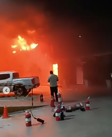 Voraz incendio consume instalaciones de una fábrica de plásticos | 2 | Voraz incendio consume instalaciones de una fábrica de plásticos - Noticias de hoy en República Dominicana | De Último Minuto