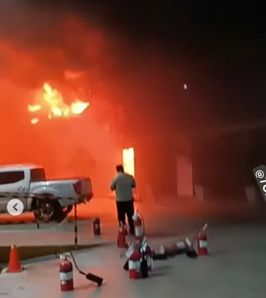 Voraz incendio consume instalaciones de una fábrica de plásticos | 3 | Voraz incendio consume instalaciones de una fábrica de plásticos - Noticias de hoy en República Dominicana | De Último Minuto