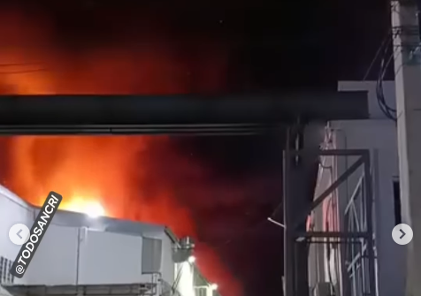 Voraz incendio consume instalaciones de una fábrica de plásticos | 5 | Voraz incendio consume instalaciones de una fábrica de plásticos - Noticias de hoy en República Dominicana | De Último Minuto