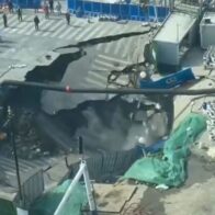 ¡Impactante colapso! Enorme sumidero se traga un tramo de carretera en obras del metro en Shanghái