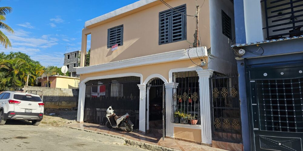 Allegados acuden a dar pésame a familia de joven ultimada por expareja en Los Girasoles