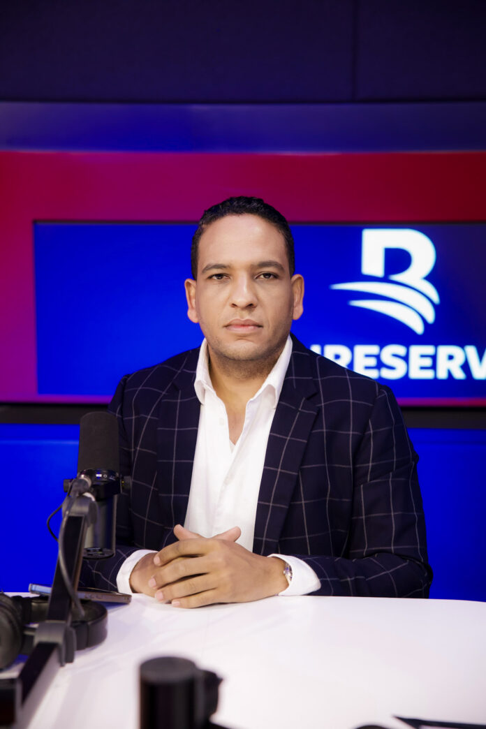 Hansel García denuncia hombre abusa de adolescentes varones bajo protección política en Barahona