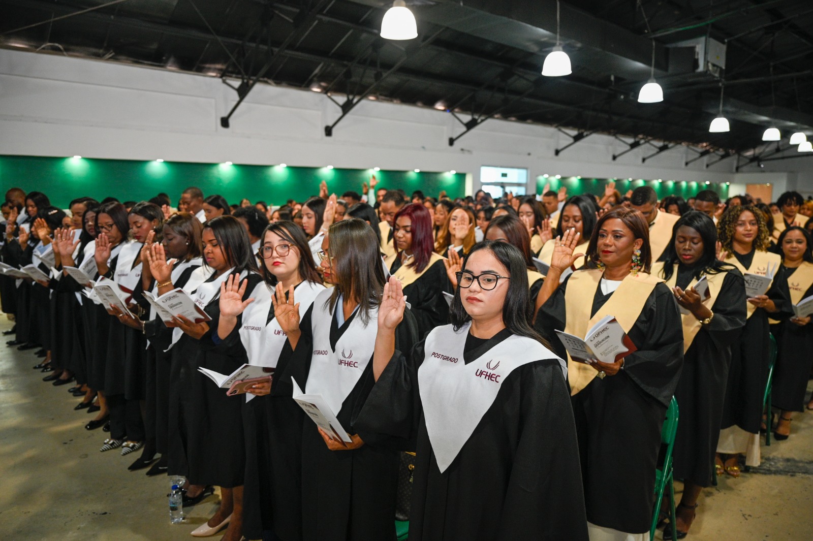 UFHEC gradúa 1,221 nuevos profesionales y destaca el rol de la educación para duplicar el PIB hacia 2036