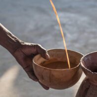 ‘Tchoukoutou’, la cerveza africana con un papel social que desborda lo gastronómico