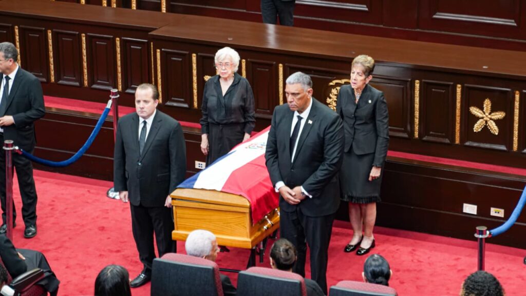 Reciben con honores en el Congreso Nacional los restos de Ramón Alburquerque | 3 | Reciben con honores en el Congreso Nacional los restos de Ramón Alburquerque - Noticias de hoy en República Dominicana | De Último Minuto